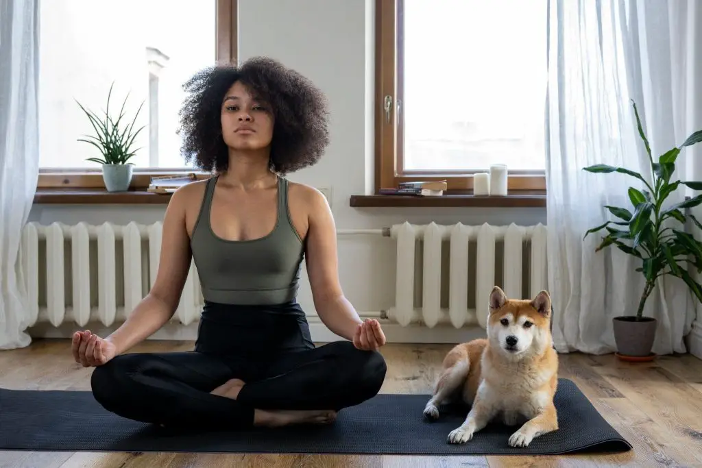 fille faisant du yoga